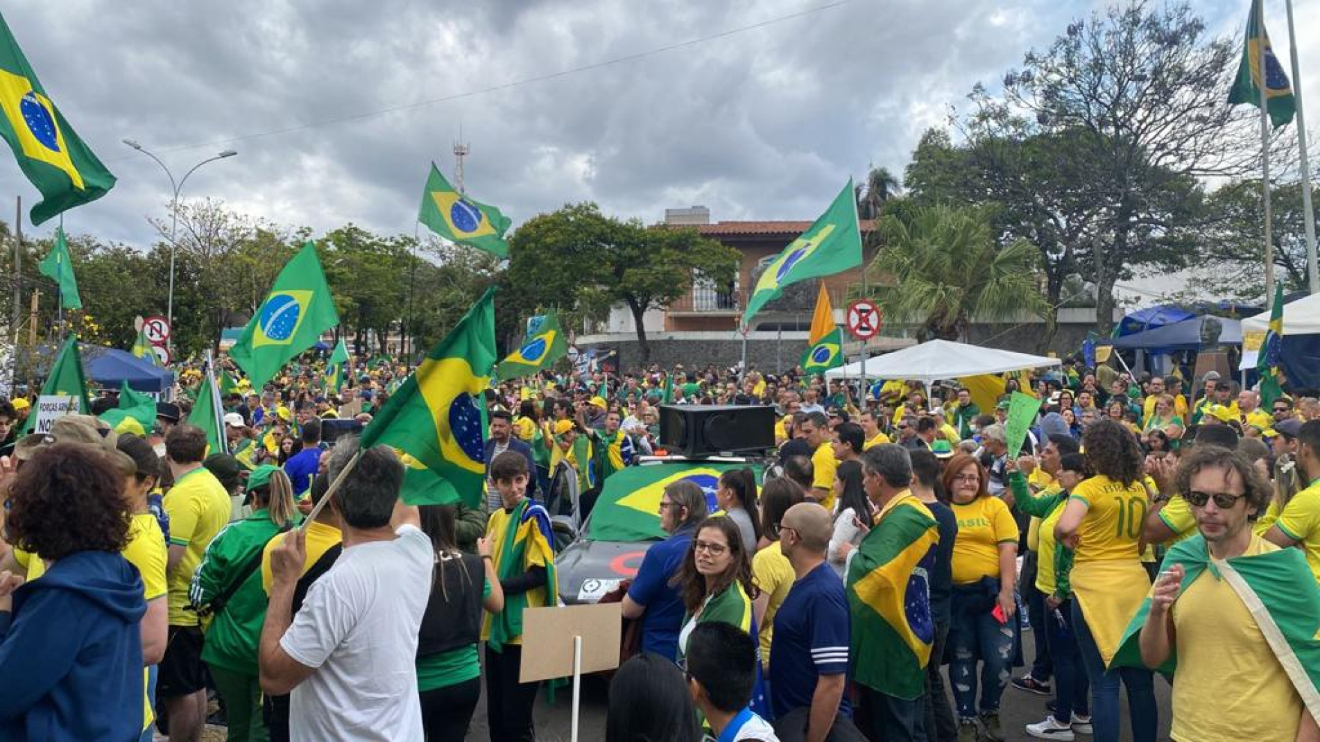 Manifestantes se reúnem em frente ao 14ª Base de Apoio Regional do Exército em Sorocaba, no bairro Santa Rosália