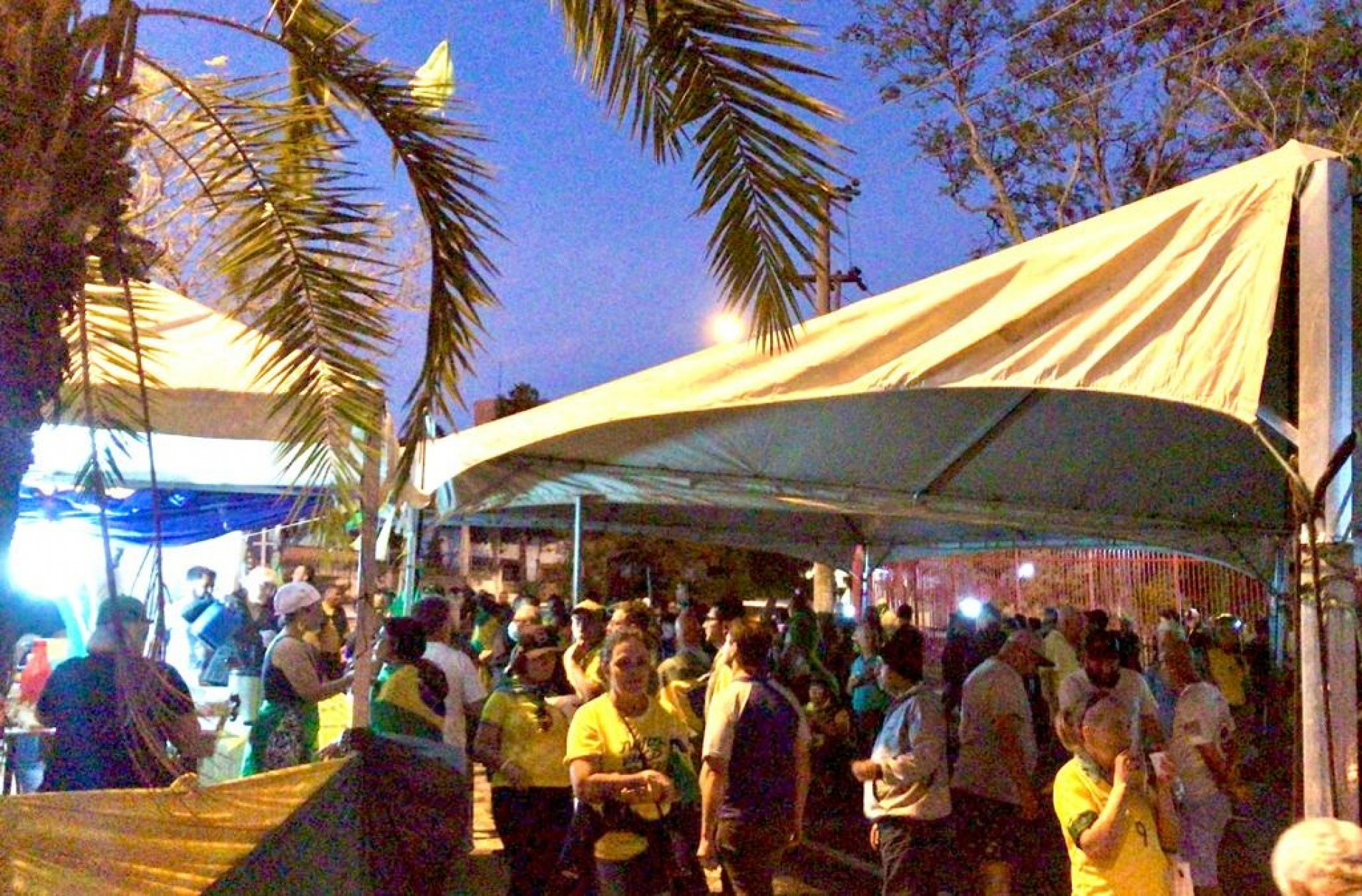 Protesto na av. Roberto Simonsen, pr&oacute;ximo ao n&uacute;mero 150, completou uma semana