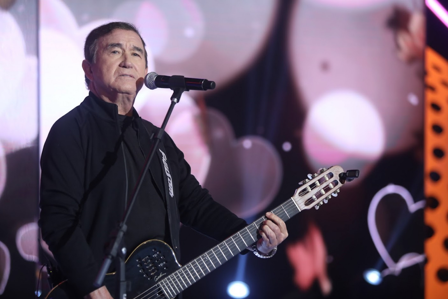 O cantor e compositor estará no Programa Raul Gil