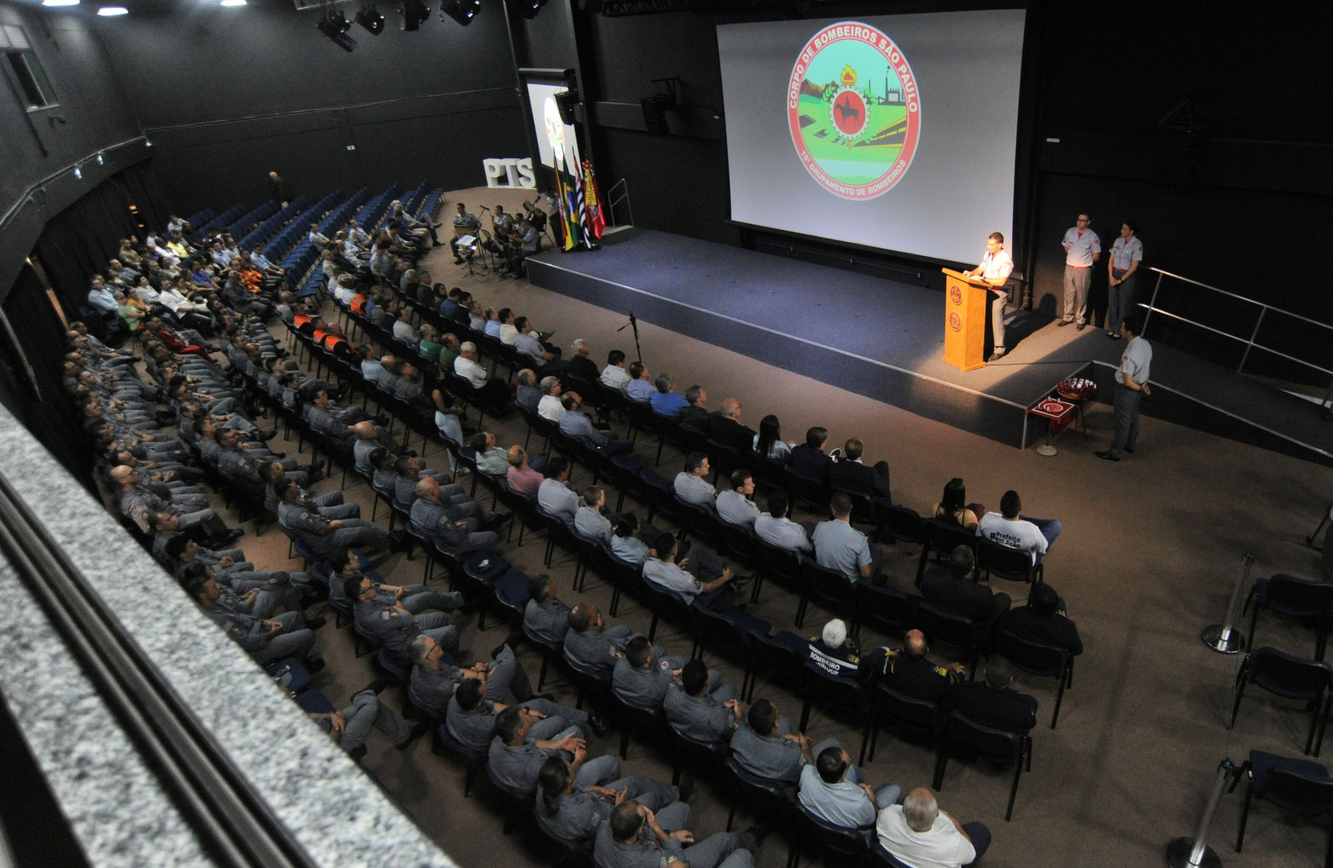 A cerimônia, realizada no Parque Tecnológico, contou com a presença de vários bombeiros e autoridades políticas 