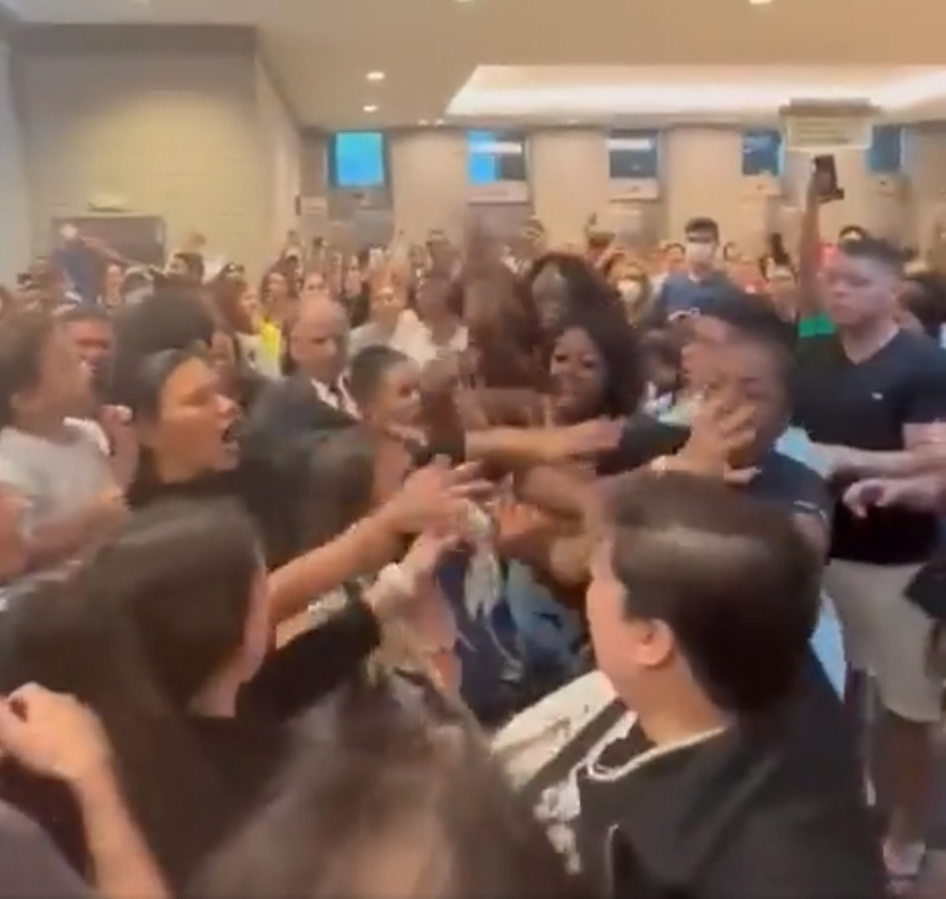 Cientes que aguardavam para conhecer a loja da Shein se estapearam, devido à desorganização das filas 