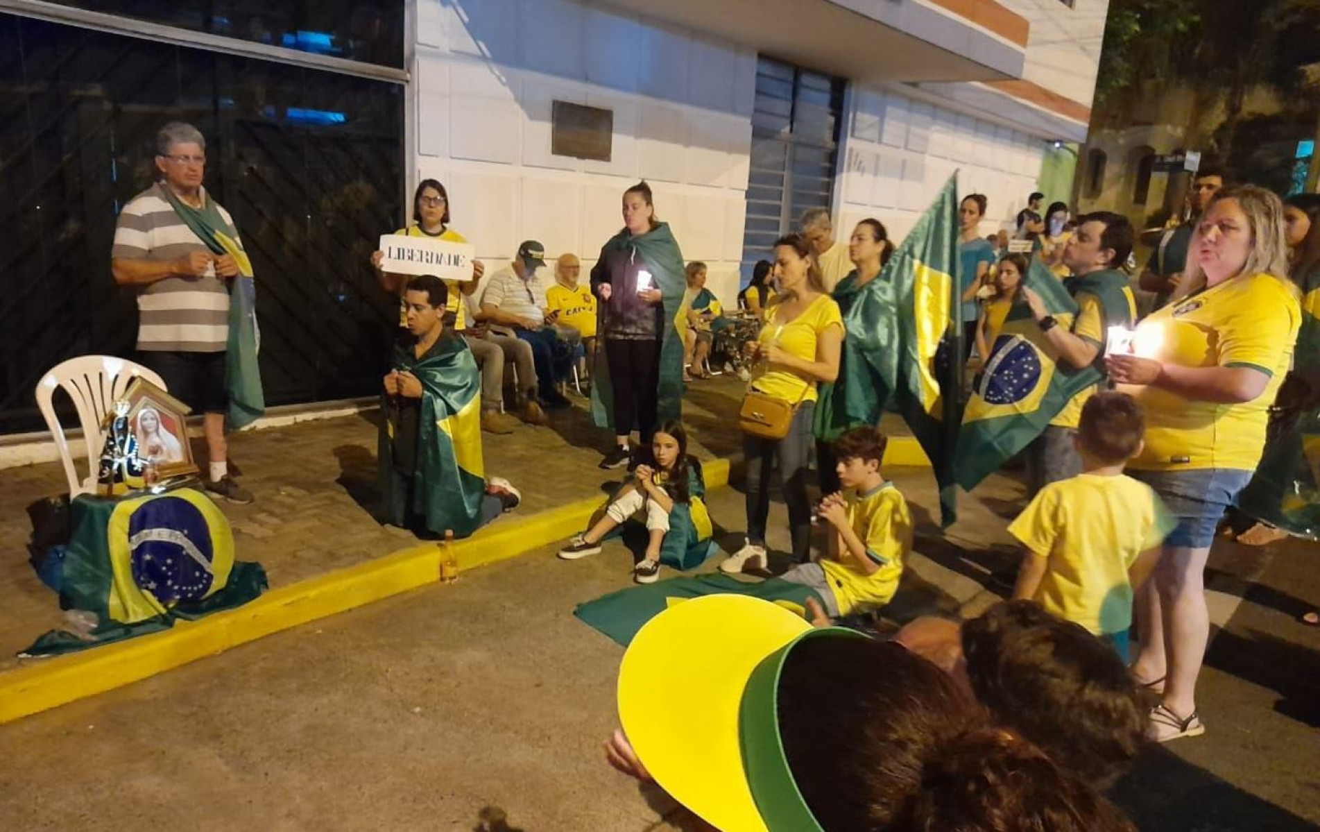 Em Sorocaba, famílias oram diante da Base de Apoio Regional do Exército