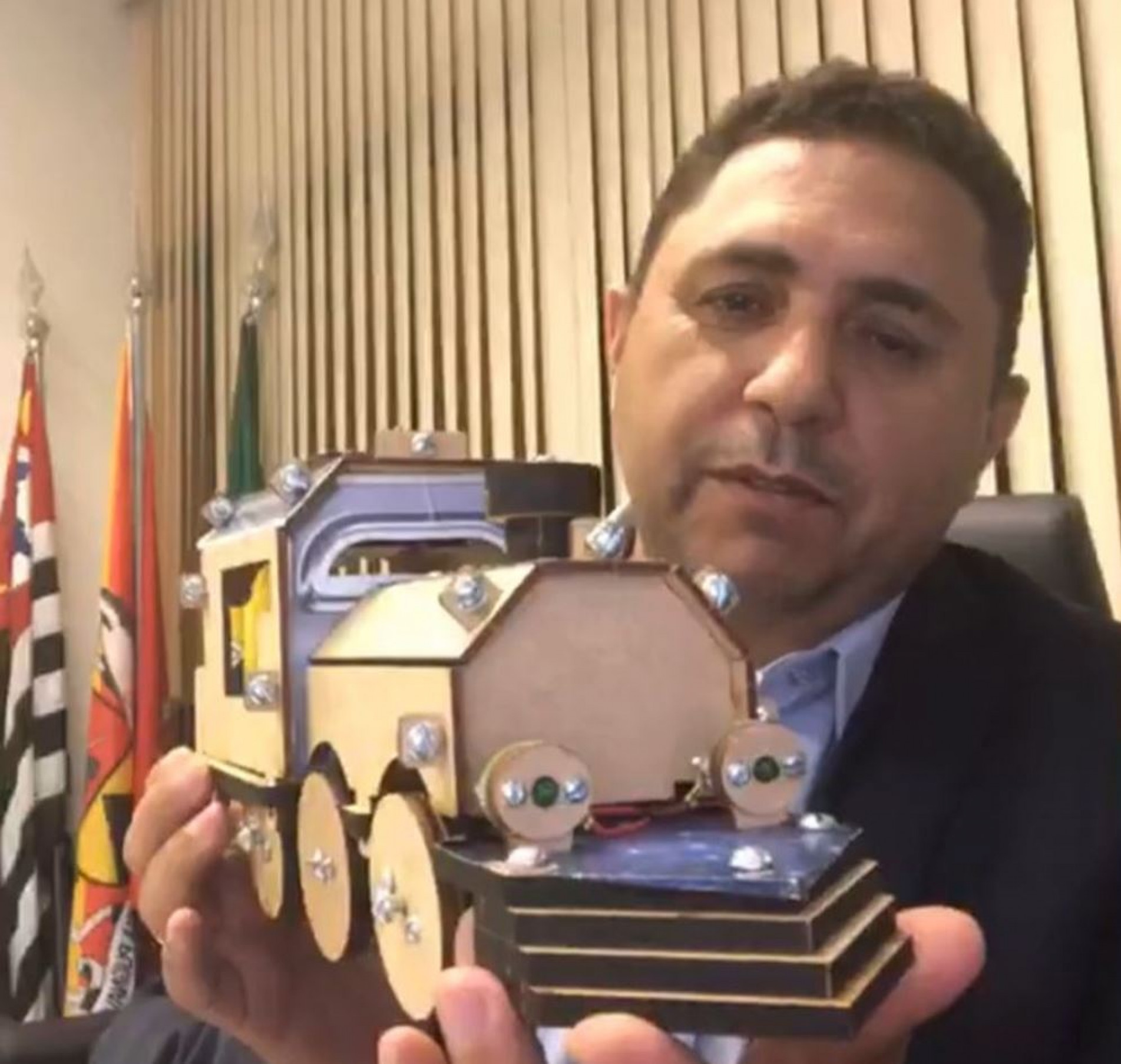 Vereador questiona preço do kit robótica em live: 