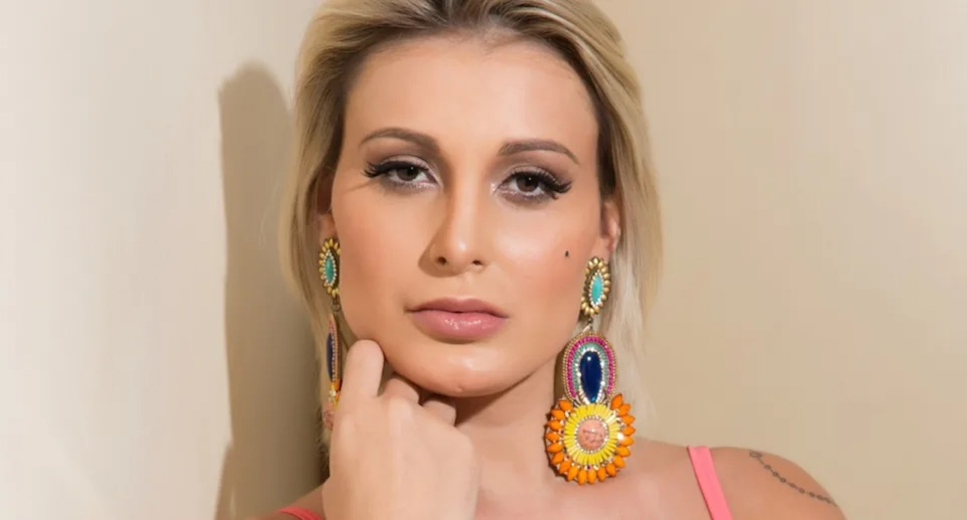 Marido afirma que influencer está internada há duas semanas