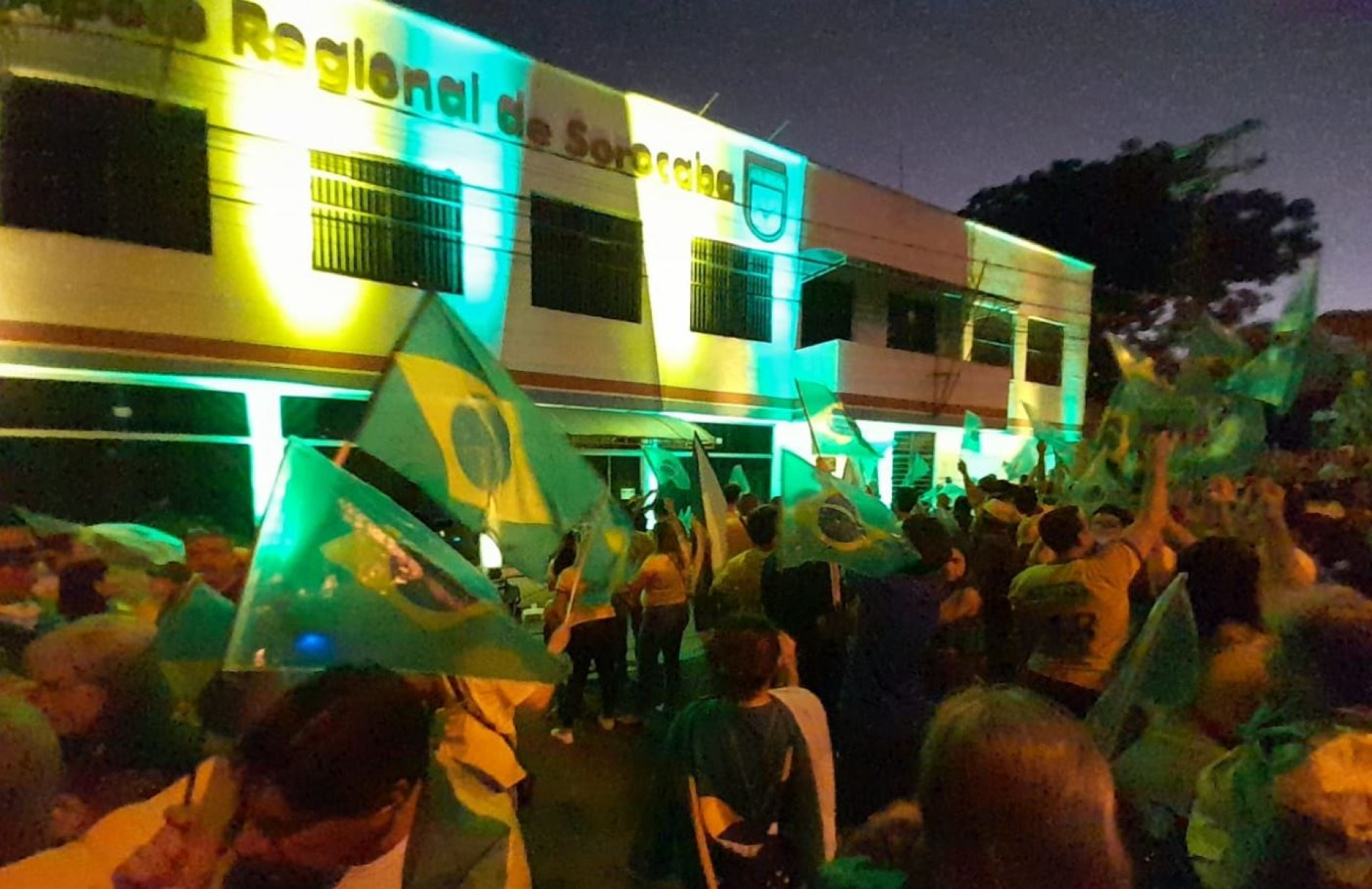 No início da noite de ontem ainda havia movimentação intensa no local da manifestação