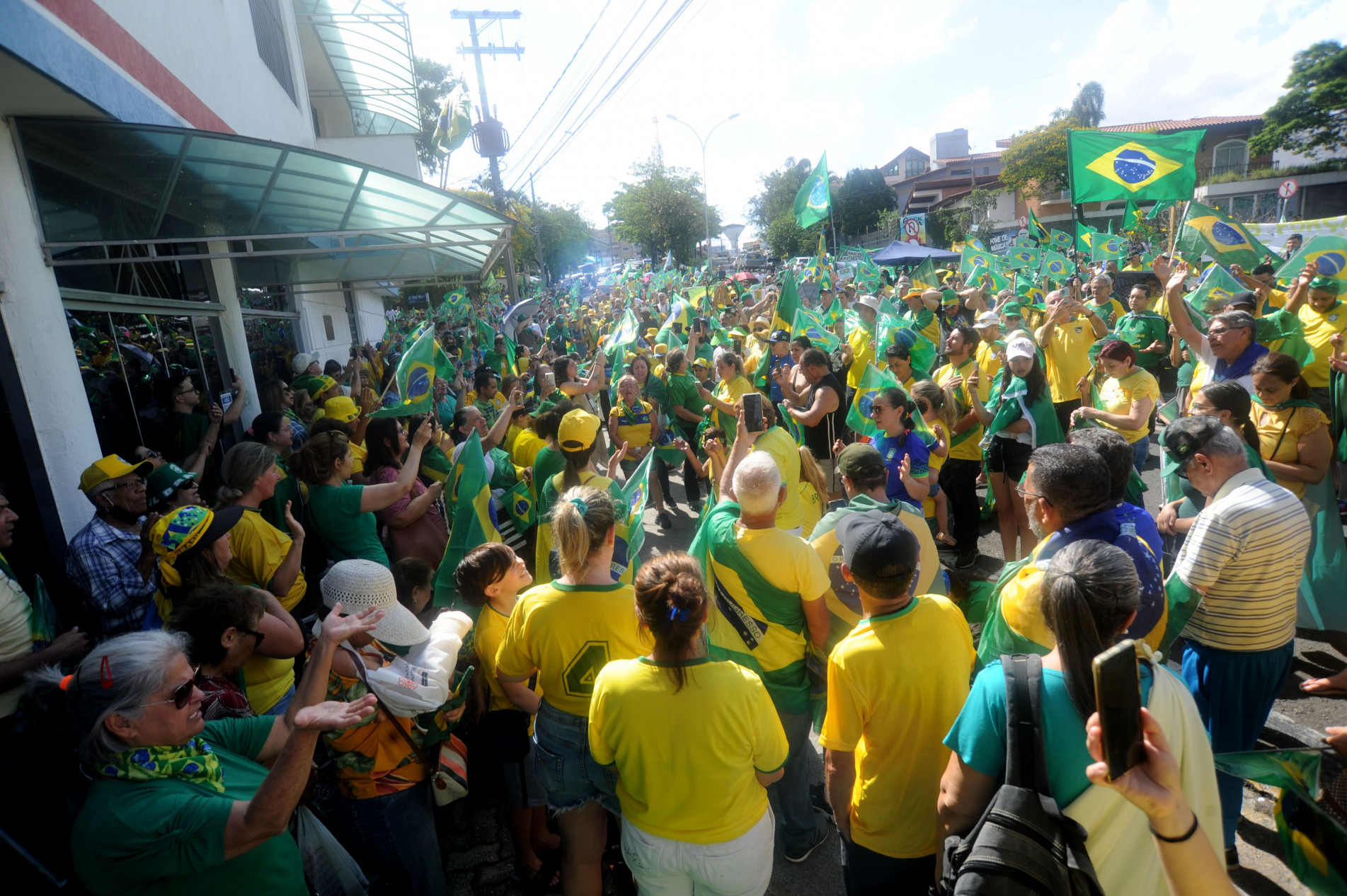 Manifestantes rezam Pai-Nosso em frente à Base de Apoio do Exército em Sorocaba