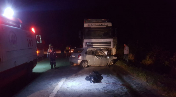 O automóvel e o caminhão colidiram frontalmente 