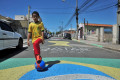 Crianças estão entre os que mais gostam de participar da tradição de pintar ruas e pendurar bandeiras - Cezar Ribeiro (18/11/2022)