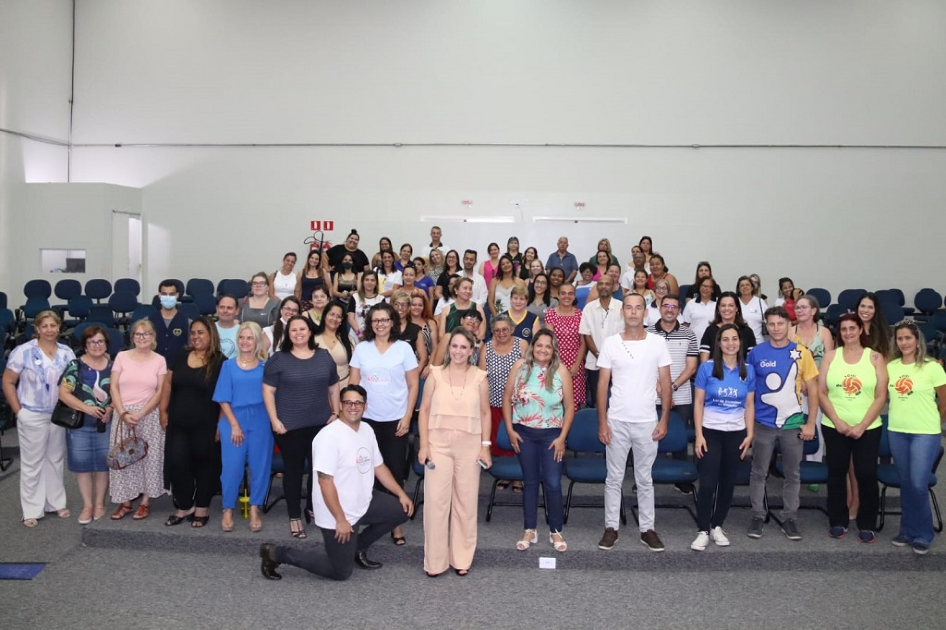 Primeira-dama, Sirlange Frate Maganhato, e participantes de entidades assistenciais durante reunião de apresentação da ação