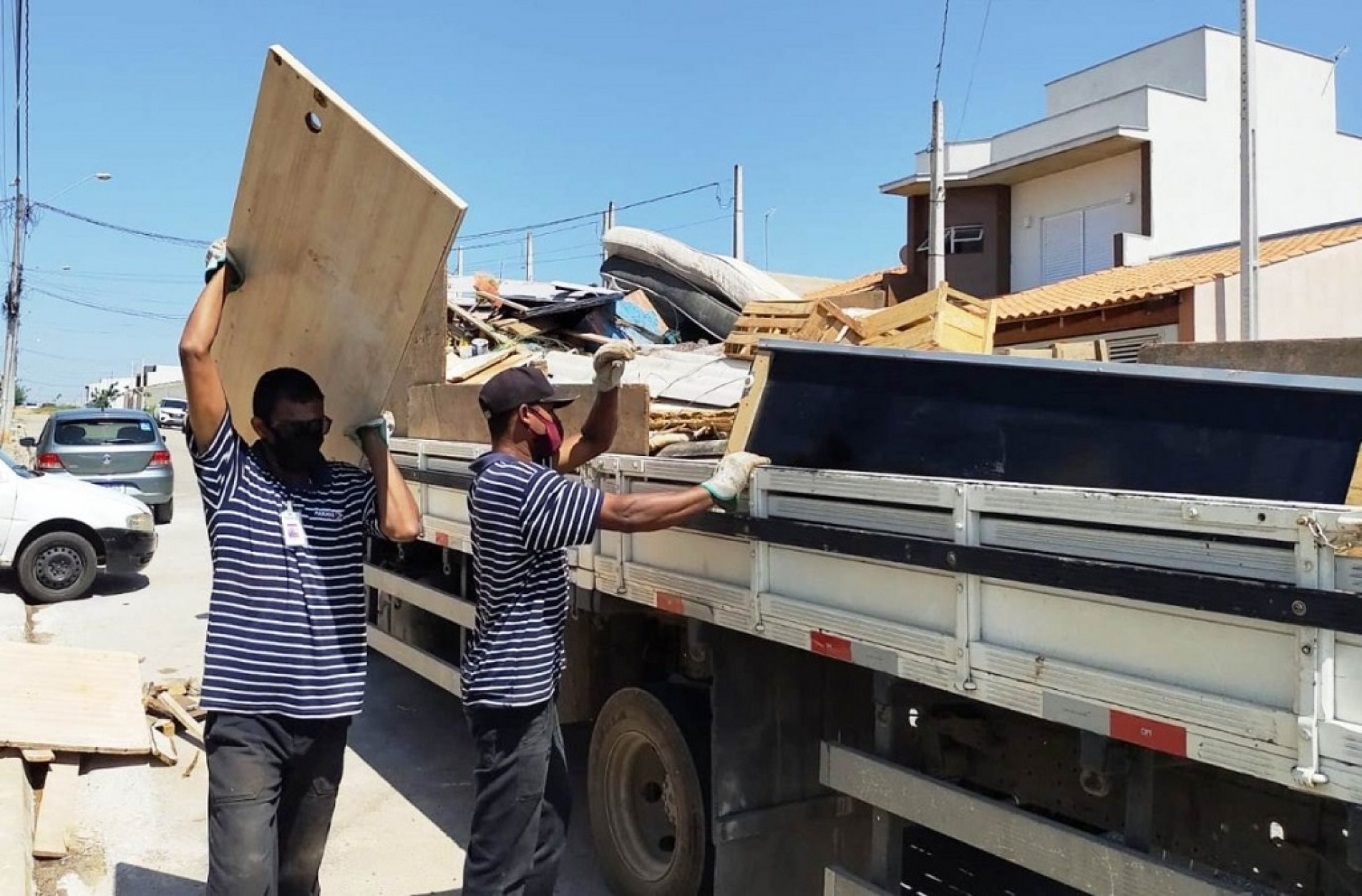 Caminhões vão retirar entulho e materiais inservíveis