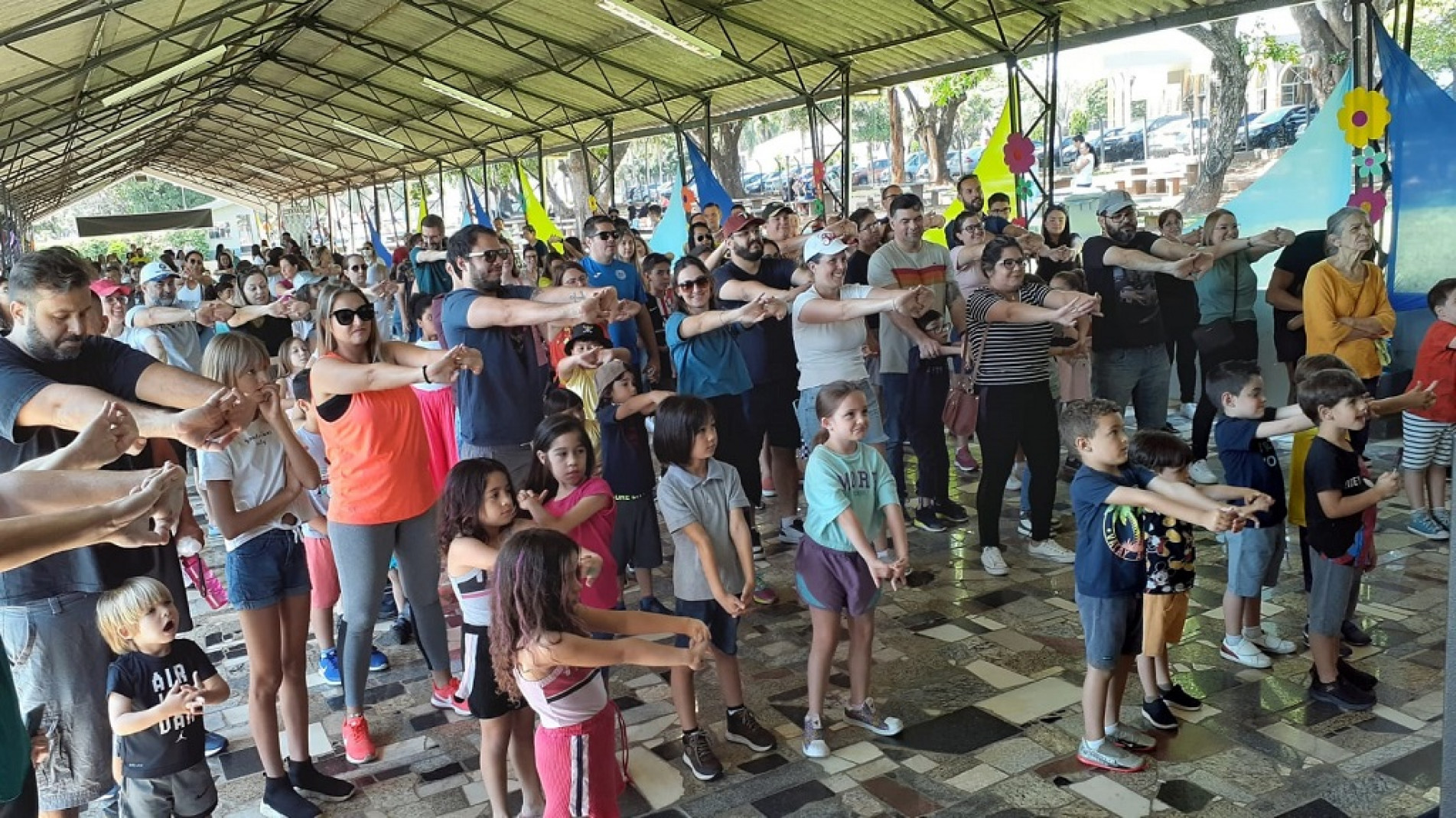Logo no início, ginástica movimentou os participantes
