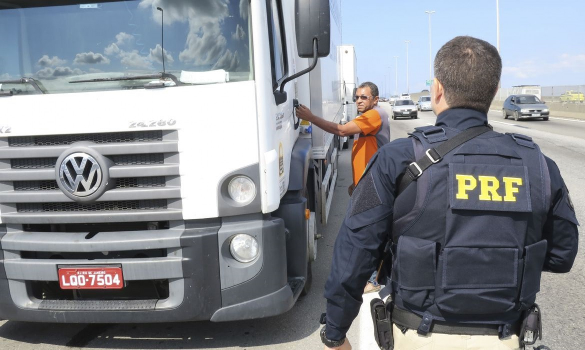 A Polícia Rodoviária Federal  (PRF) determinou aos caminhoneiros que estão parados no acostamento da BR-040 retirem os caminhões.
