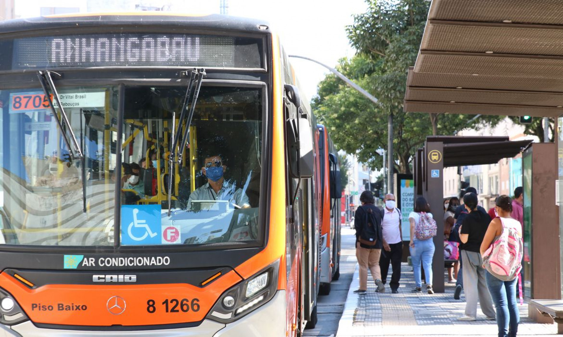 Usu&aacute;rios de transporte p&uacute;blico e motoristas de &ocirc;nibus usam m&aacute;scaras de prote&ccedil;&atilde;o contra covid-19 na rua da Consola&ccedil;&atilde;o