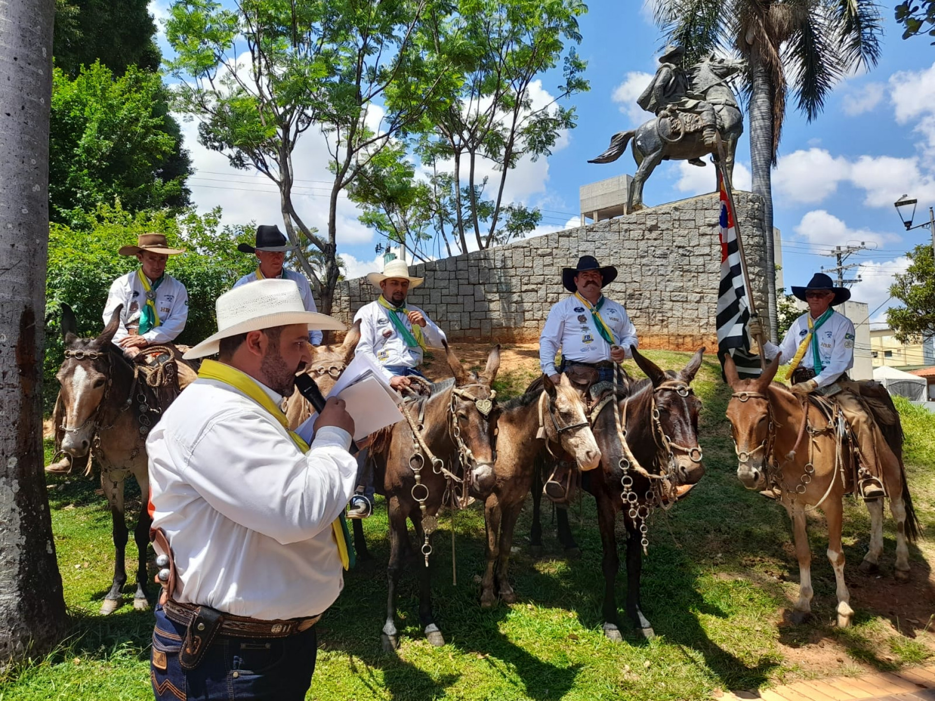 Na manhã de ontem, o grupo seguiu em direção à Praça dos Tropeiros
