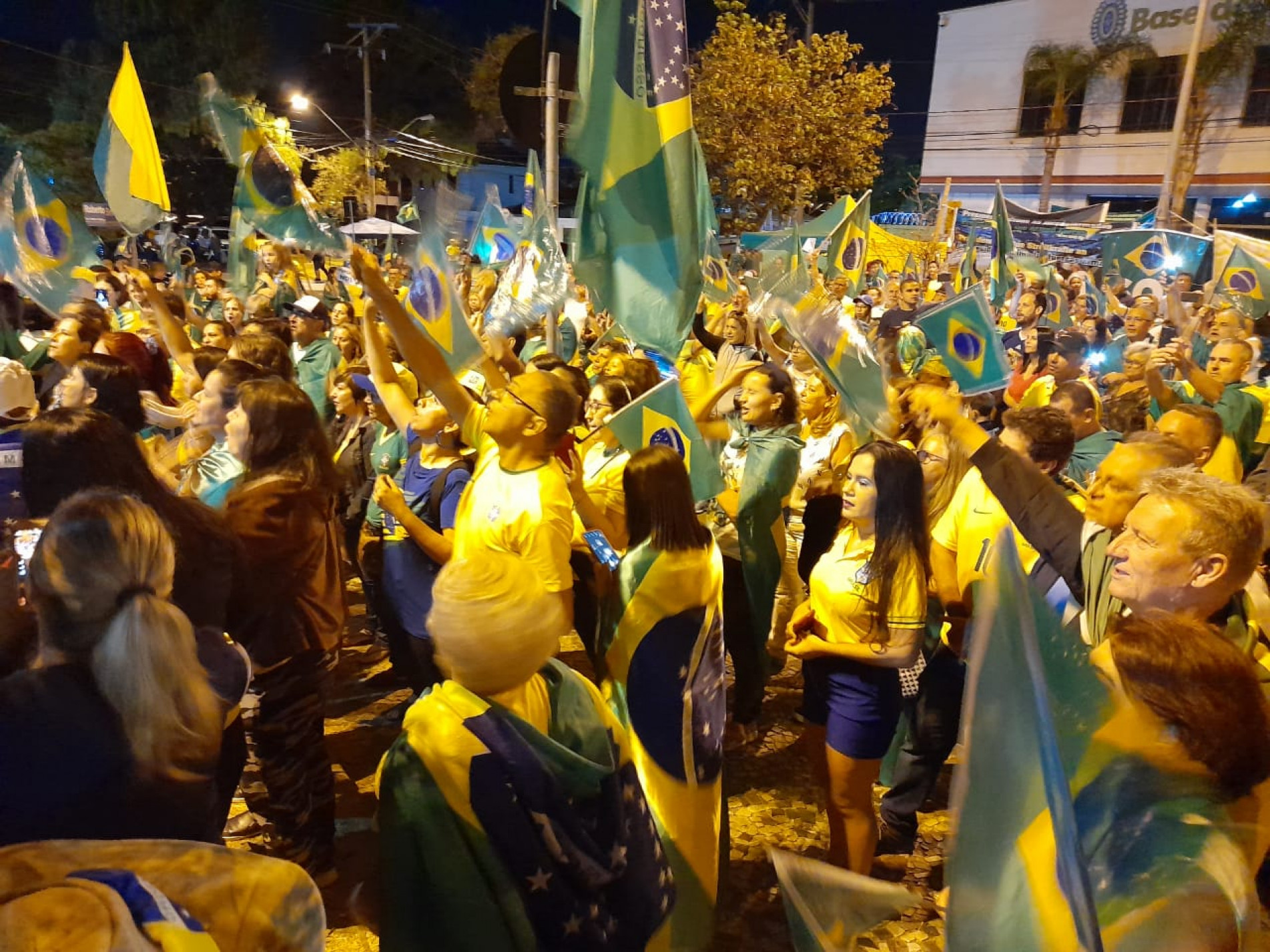 Sorocabanos em frente ao quartel do Exército, na Santa Rosália, neste domingo (20) 