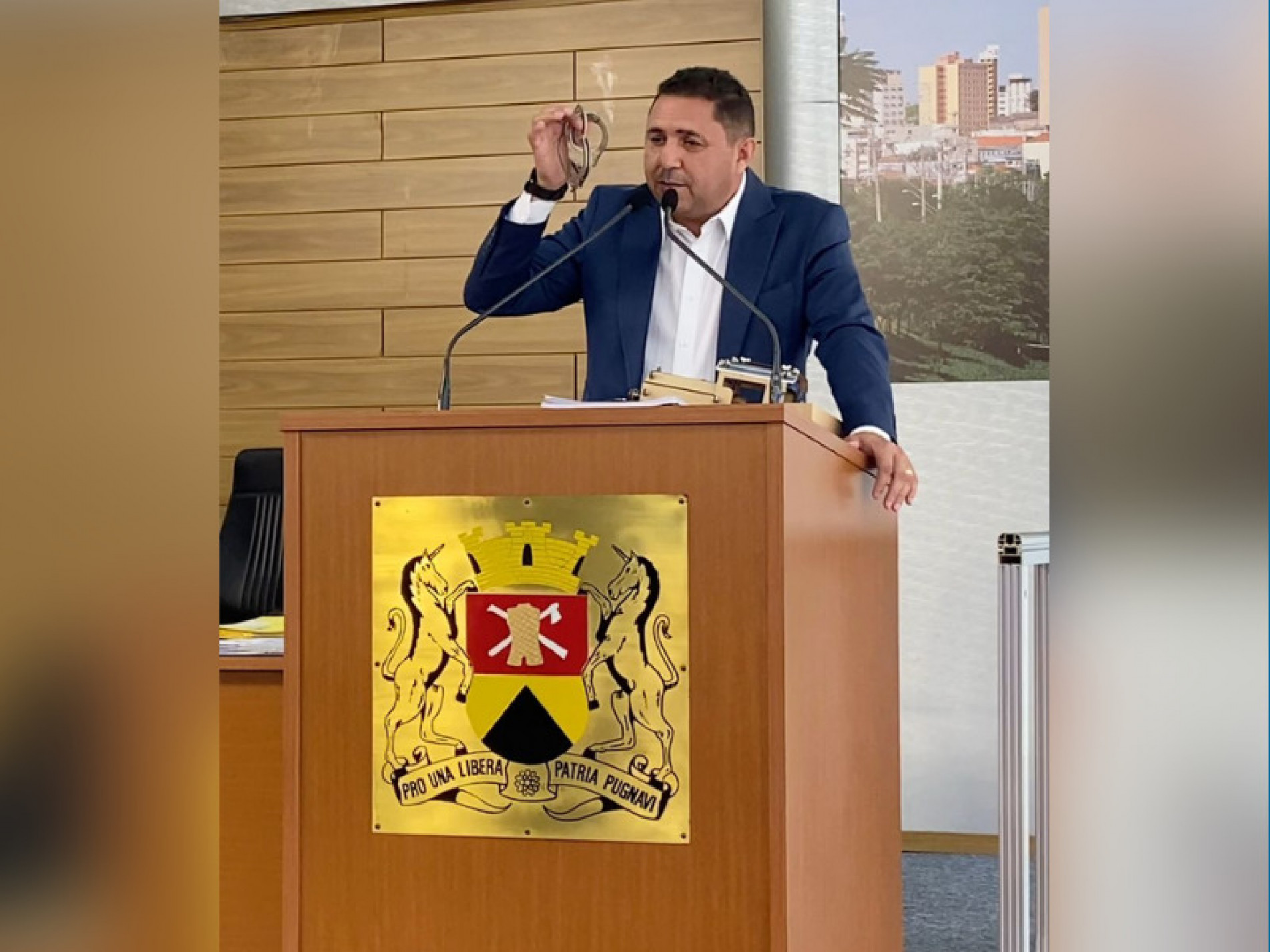 Vereador Cícero João (PSD) leva par de algemas no plenário para pedir abertura de CPIs