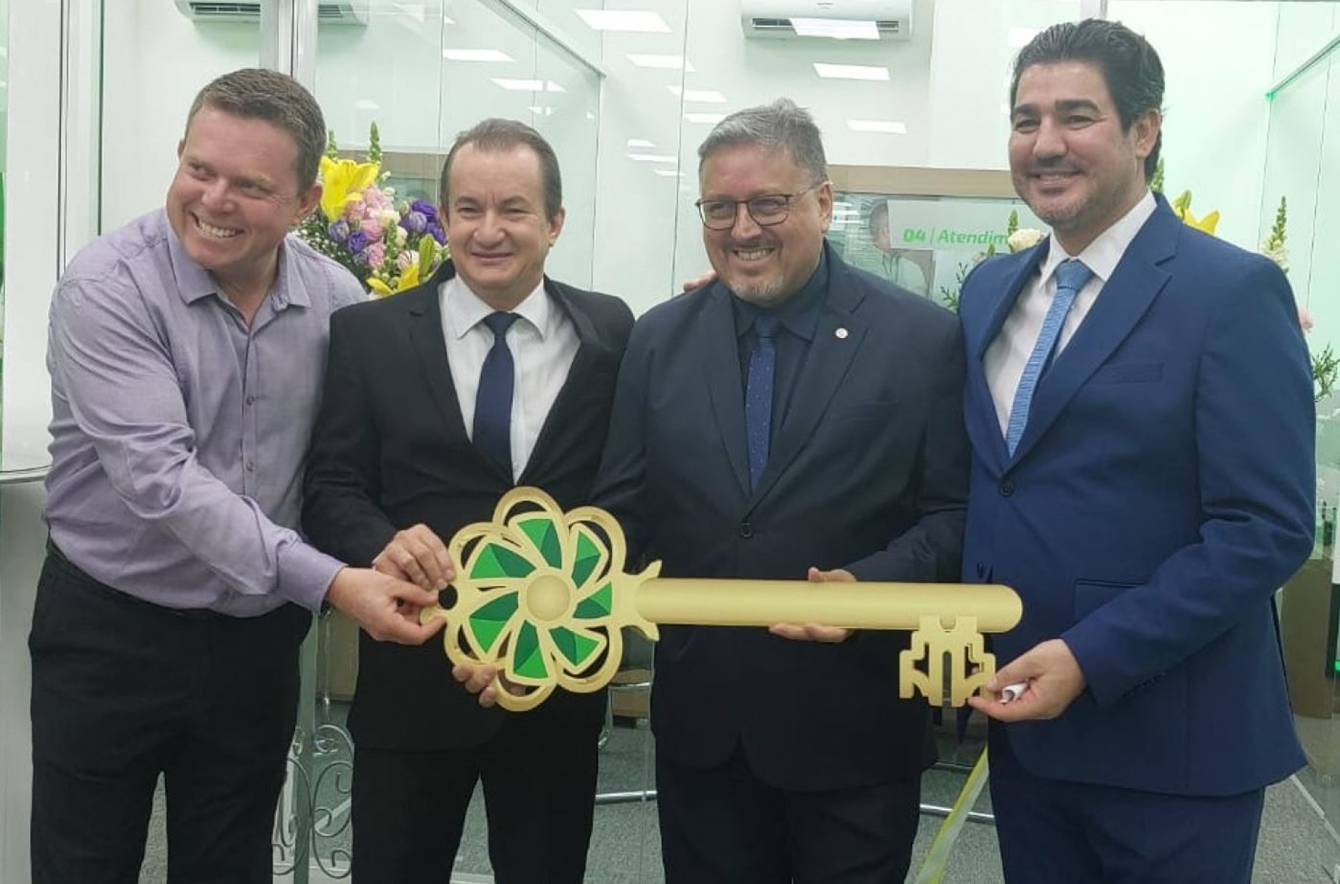 Adilson Domingues, vice-prefeito de Araçoiaba da Serra; Agnaldo Esteves, presidente da Sicredi; Eduardo Pinheiro Mendes, gerente da Sicredi de Araçoiaba da Serra; e Marcelo Filinbert, diretor executivo da Sicredi Agroempresarial