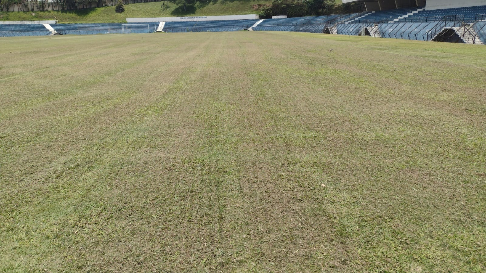 Trabalho é de corte, descompactação e aeração da grama
