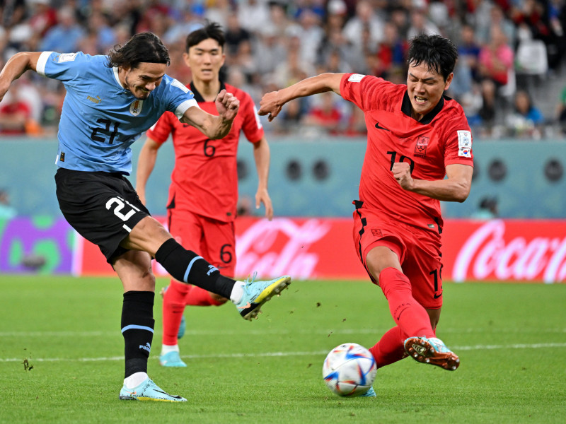  Uruguay's forward #21 Edinson Cavani shoots the ball during the Qatar 2022 World Cup Group H football match between Uruguay and South Korea at the Education City Stadium in Al-Rayyan, west of Doha on November 24, 2022. (Photo by JUNG Yeon-je / AFP)