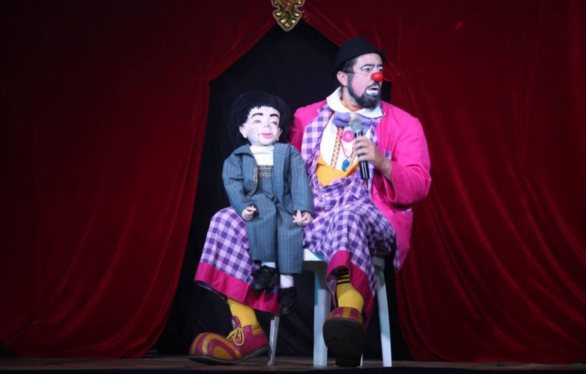 Palhaço peteleco é uma das atrações do Douver Circus