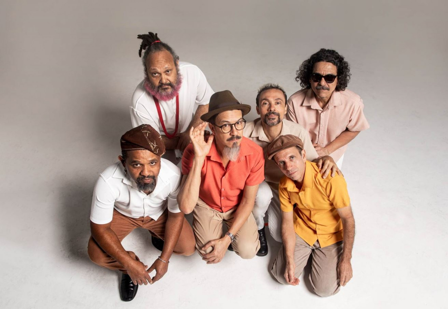 Mestre Ambrósio é uma banda recifense surgida no movimento 