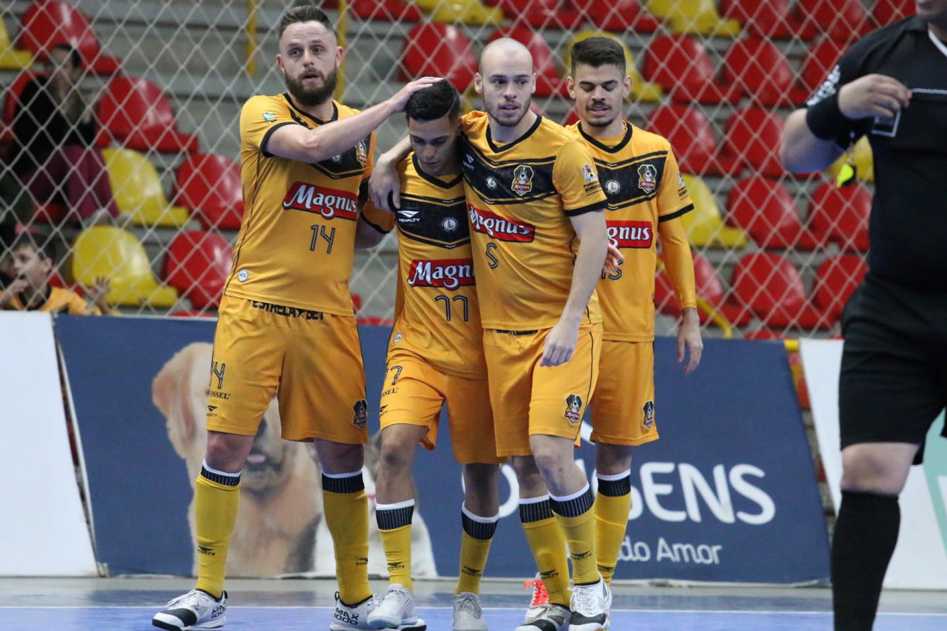 Gols foram marcados por Ribeiro (centro), Well e Joãozinho (dir.)
