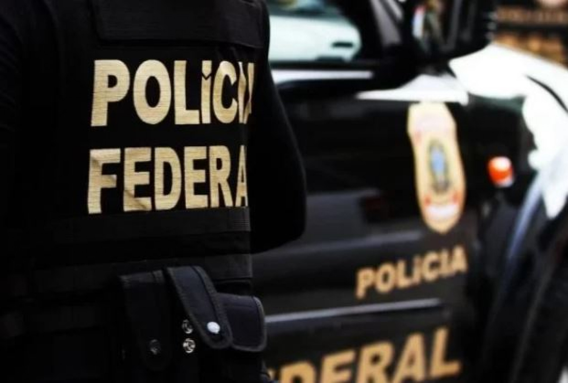  De acordo com a PF, o grupo investigado opera a venda de cigarros produzidos em regi&otilde;es dominadas por fac&ccedil;&otilde;es criminosas e mil&iacute;cias