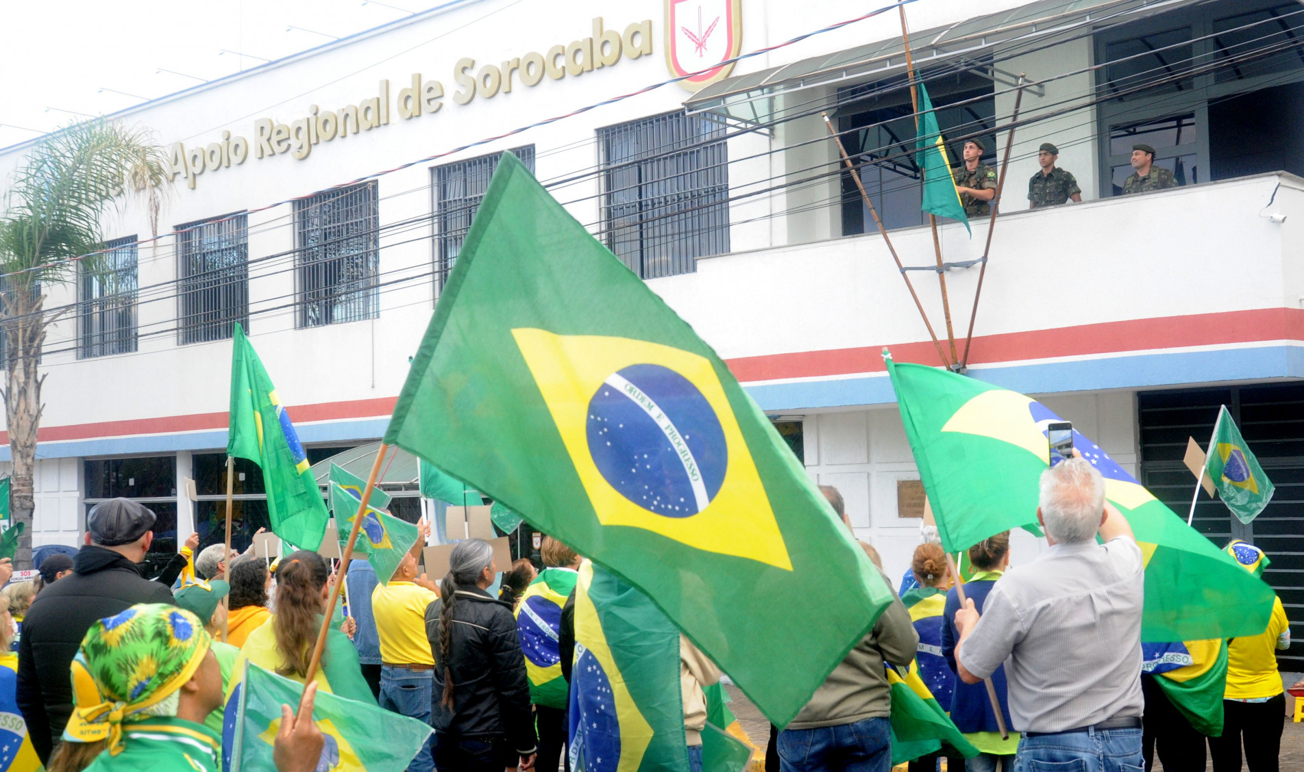 Pelo menos 500 pessoas se revezam durante o dia em frente da Base Regional do Exército, em Sorocaba