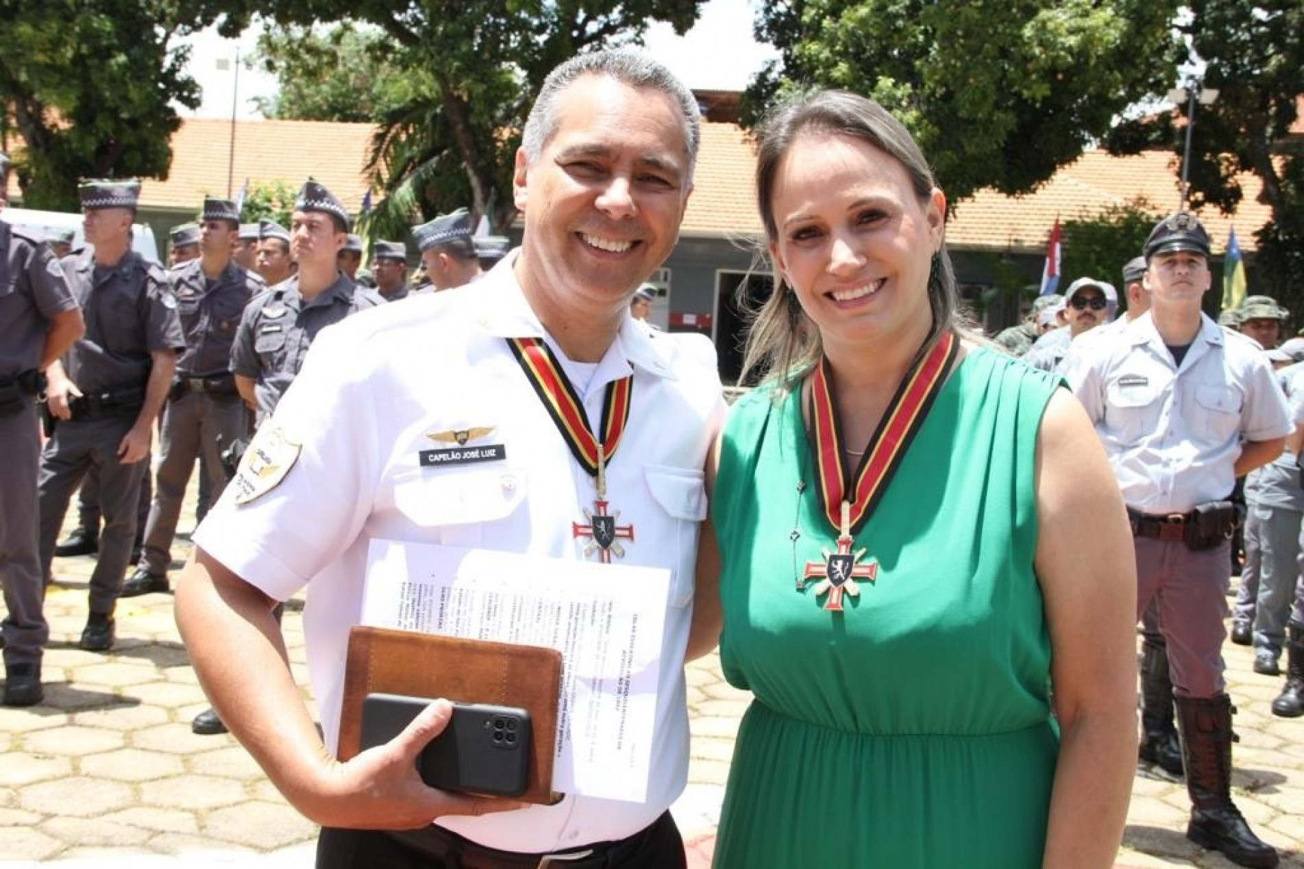 Sirlange recebeu o Colar Evocativo ao lado de outras autoridades civis e militares