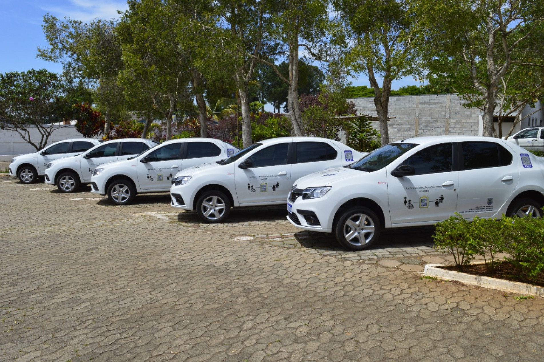Os veículos têm divisões em acrílico entre a passageira e o motorista, além de ter cadeirinhas