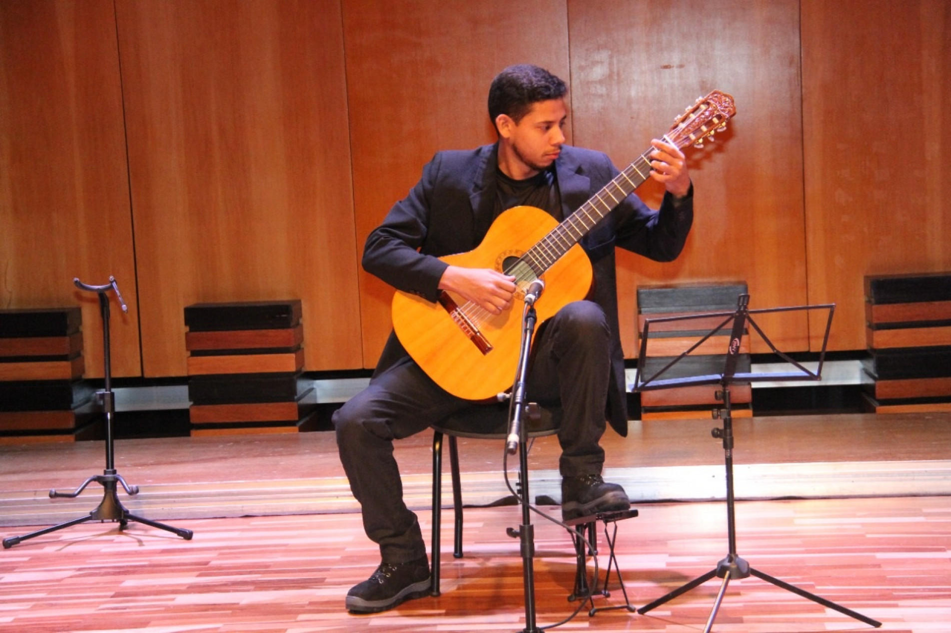 O instrumentista Juan Diego de Carvalho