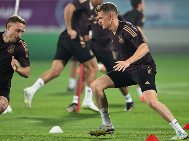 Na luta pela sobrevivência na Copa, a Alemanha enfrenta a Espanha neste domingo (27)