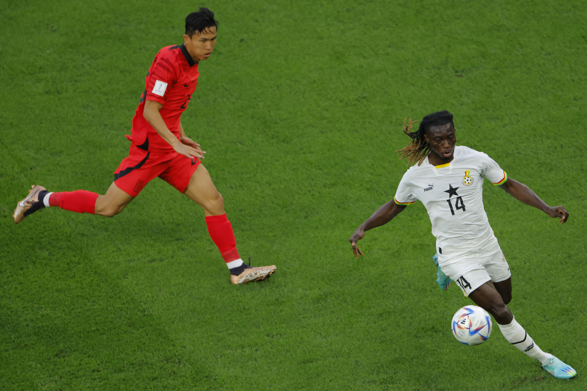  Ghana's defender #14 Gideon Mensah (R) runs with the ball during the Qatar 2022 World Cup Group H football match between South Korea and Ghana at the Education City Stadium in Al-Rayyan, west of Doha, on November 28, 2022. (Photo by Odd ANDERSEN / AFP)