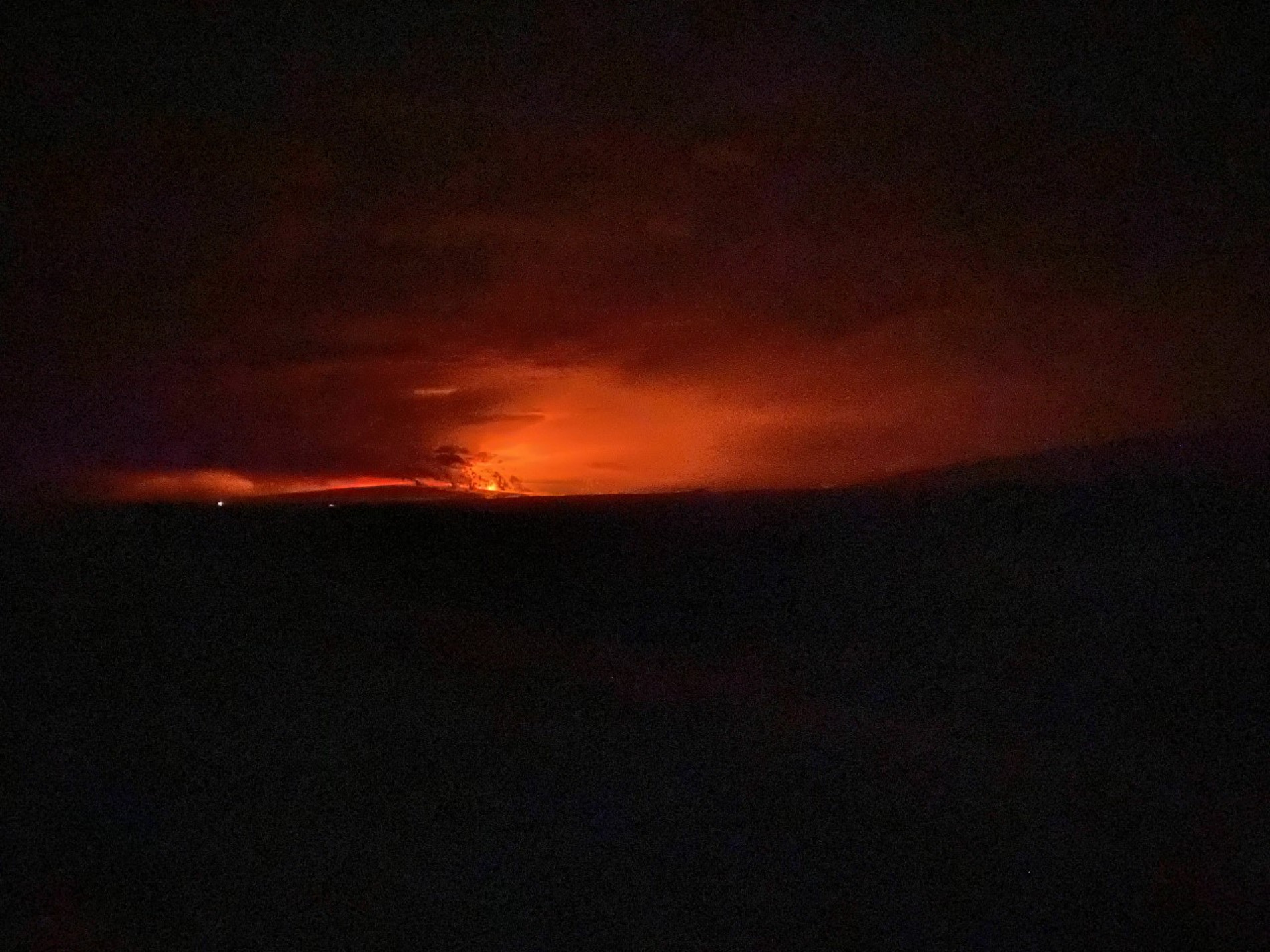  This image released by the US Geological Survey (USGS) on November 28, 2022, shows Mauna Loa eruption as viewed from Waikoloa. - Hawaii's Mauna Loa, the largest active volcano in the world, has erupted for the first time in nearly 40 years, US authorities said, as emergency crews went on alert early Monday. (Photo by Handout / US Geological Survey / AFP) / RESTRICTED TO EDITORIAL USE - MANDATORY CREDIT 