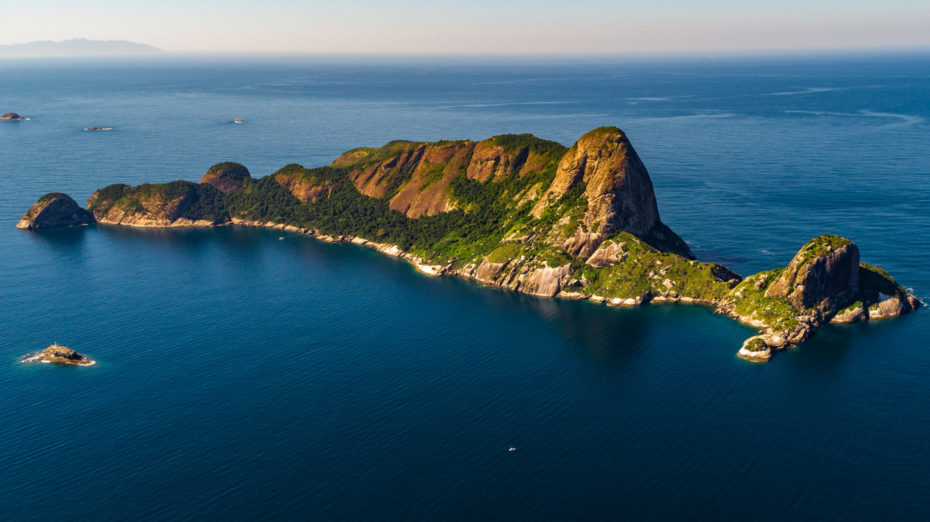 Uma boa dica é fazer um passeio de escuna pelo belíssimo Arquipélago de Alcatrazes, em São Sebastião