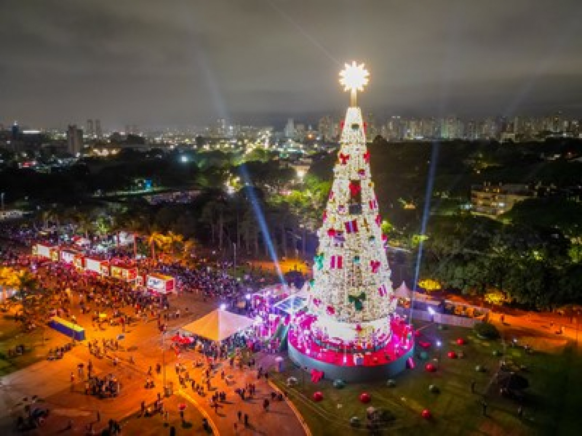 Árvore de Natal de 52 metros é inaugurada em São Paulo