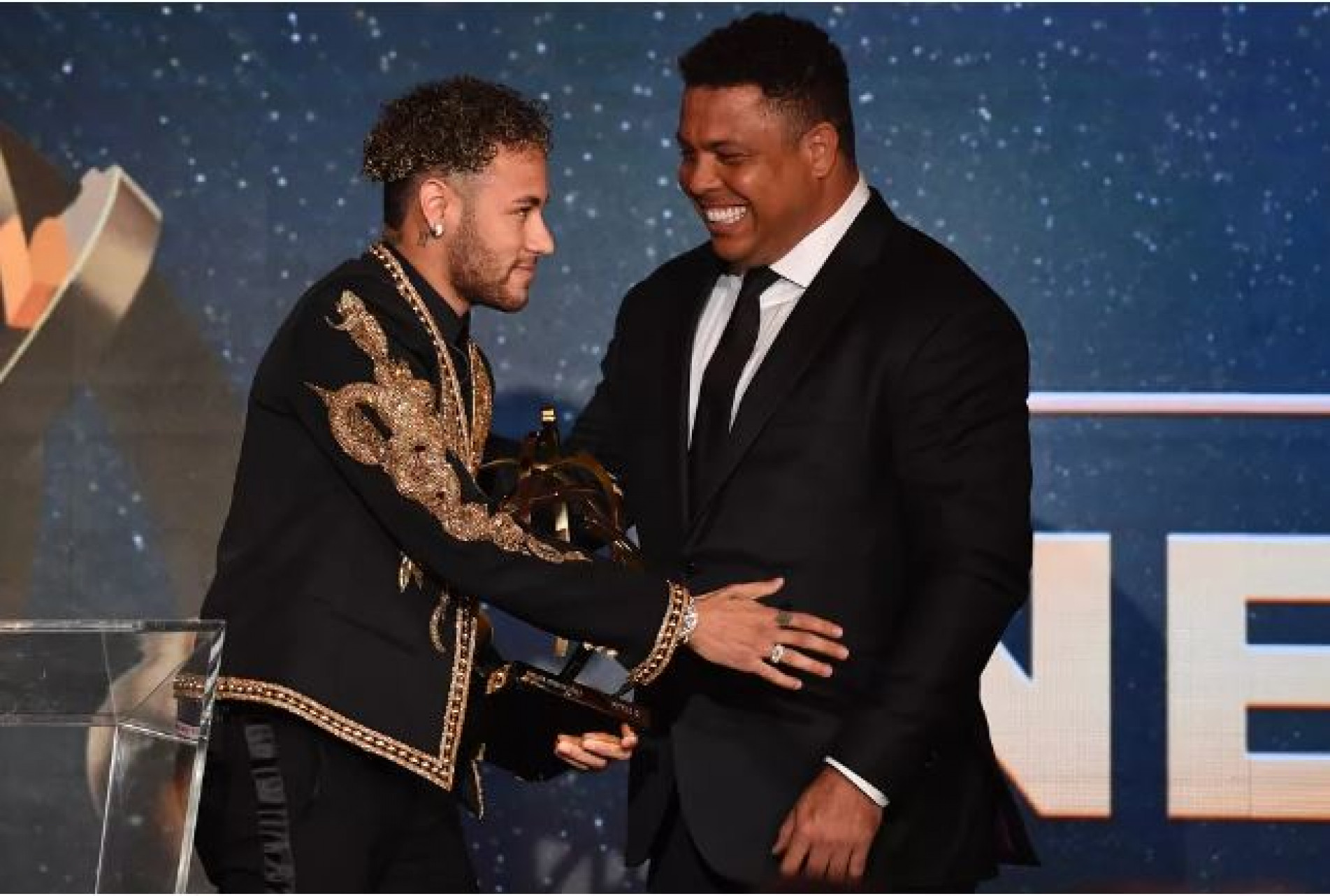 Neymar com Ronaldo em premiação na França