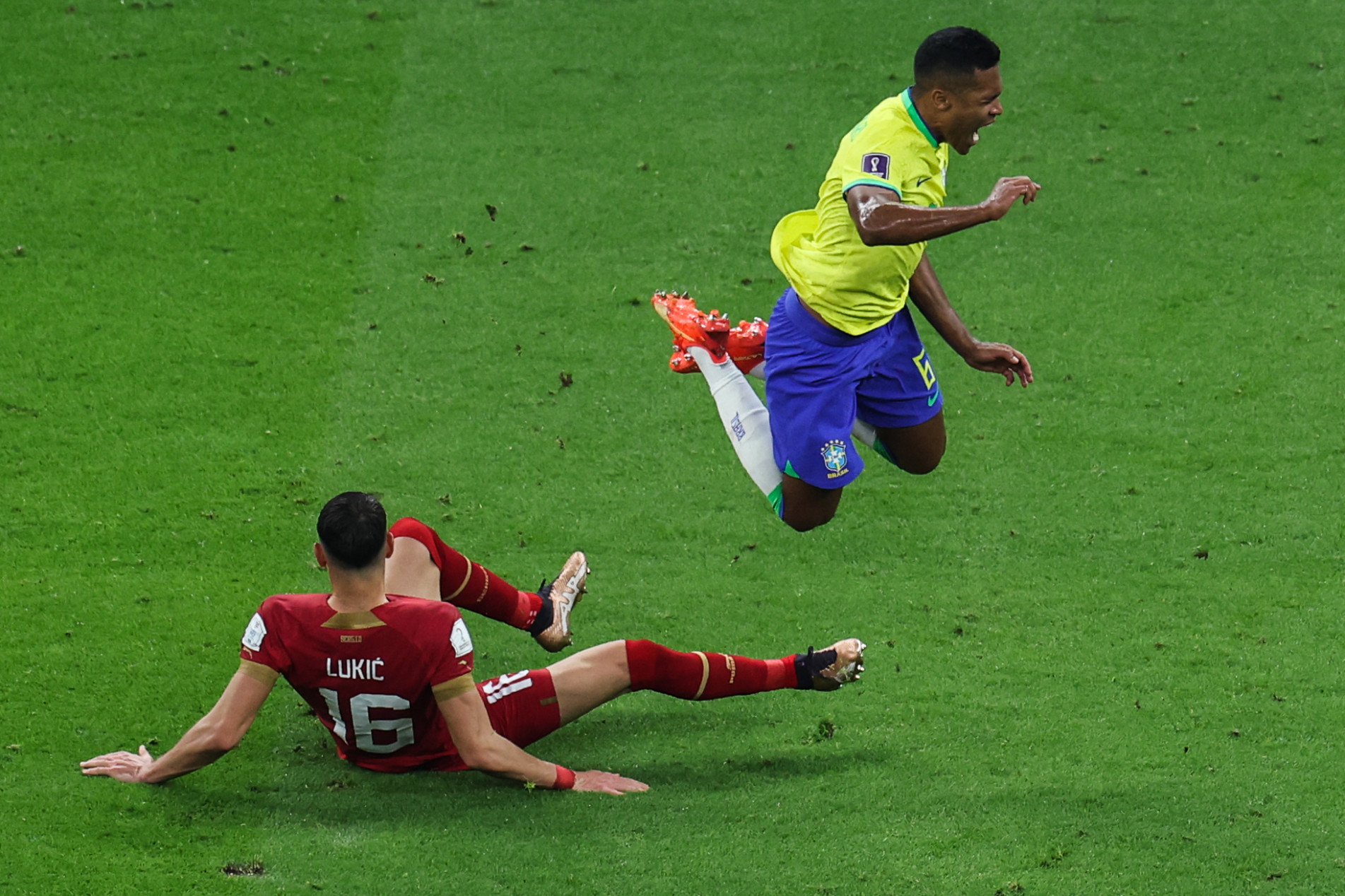 Alex Sandro reclamou de dores na partida entre Brasil e Suíça 