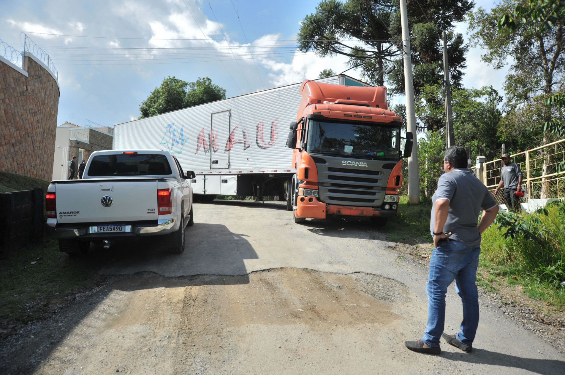 Caminhão obstrui rua no bairro Caputera