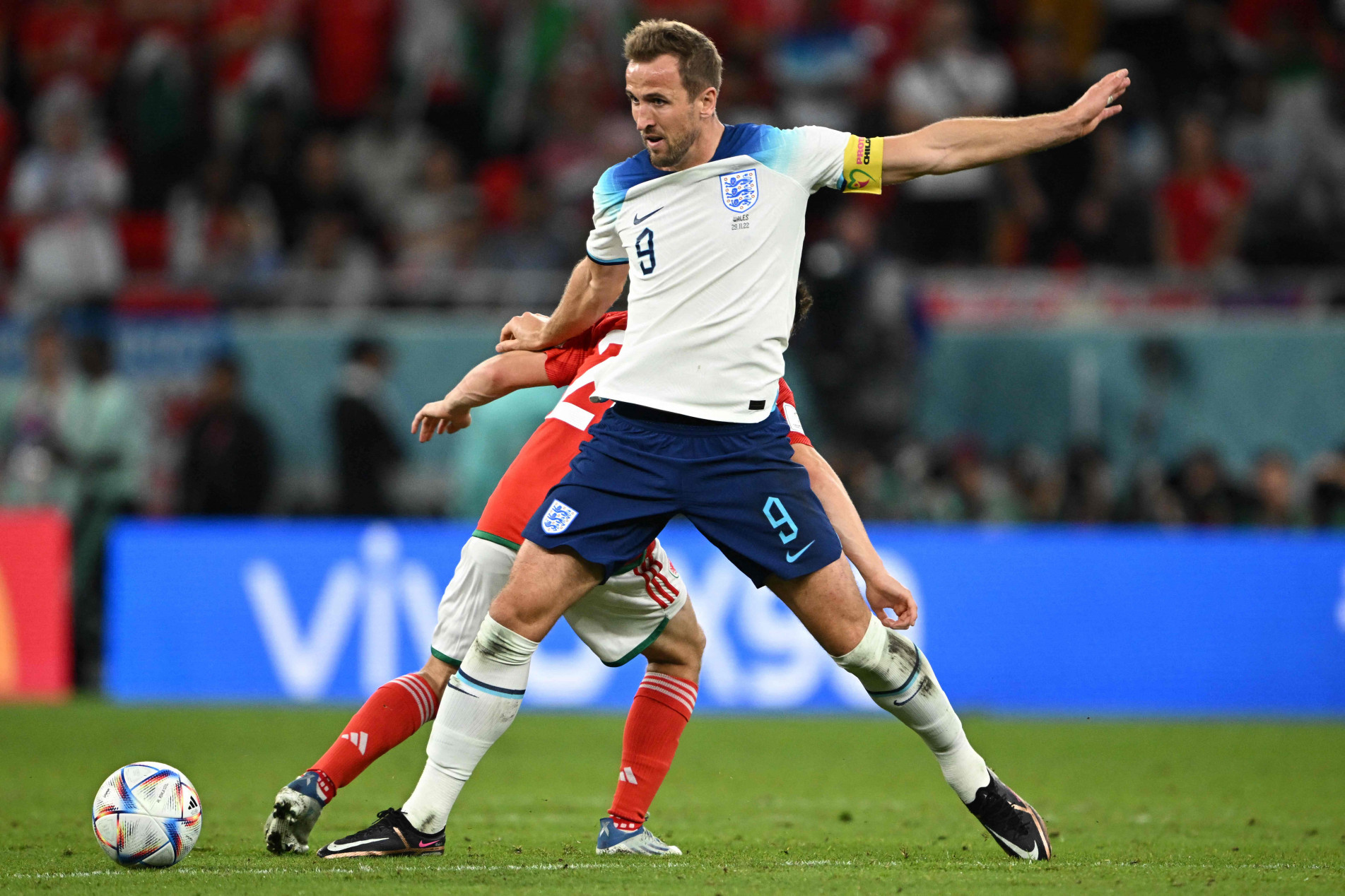 Inglaterra confirmou o favoritismo ao superar o País de Gales por 2 a 0