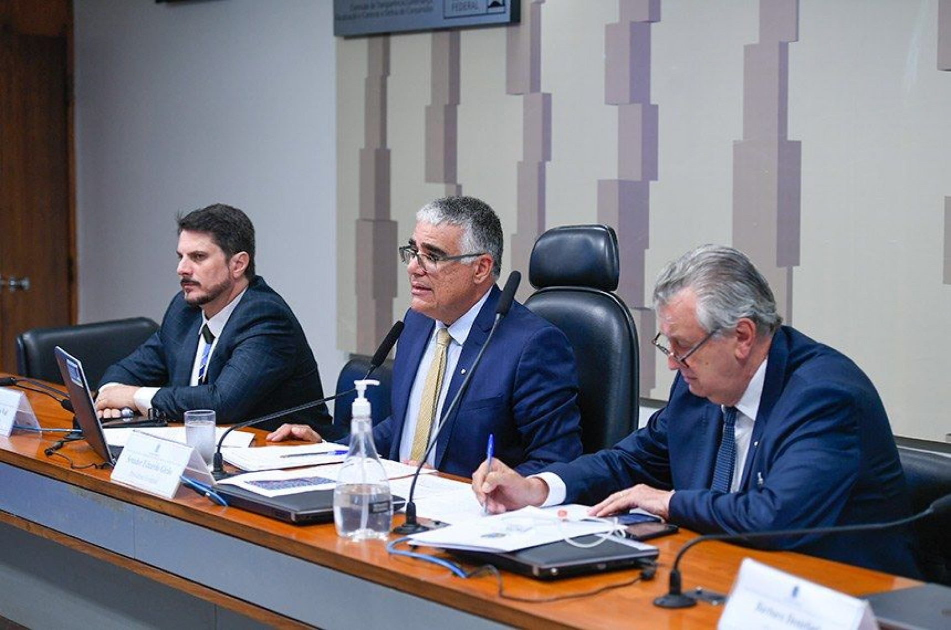 O senador Eduardo Girão (ao centro) solicitou a audiência