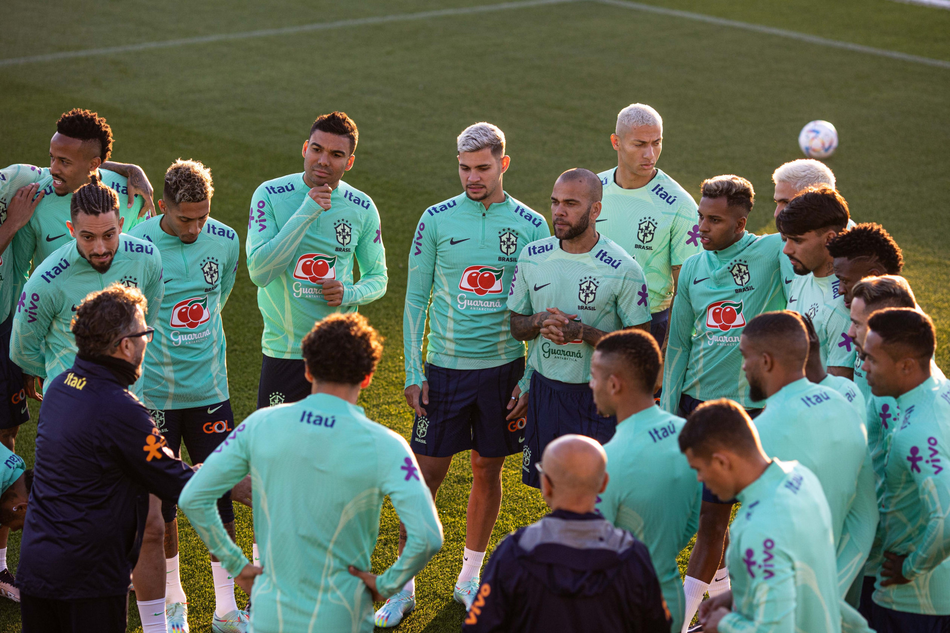 Daniel Alves (centro) é uma das novidades do time, que tentará assegurar os 100% de aproveitamento na 1ª fase