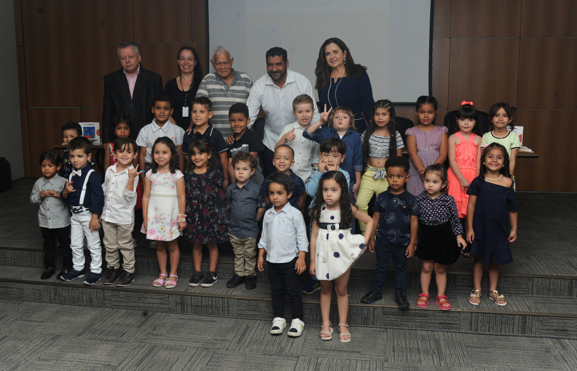 Uma noite de autógrafos super especial foi preparada para os 74 alunos do projeto Super Autor
