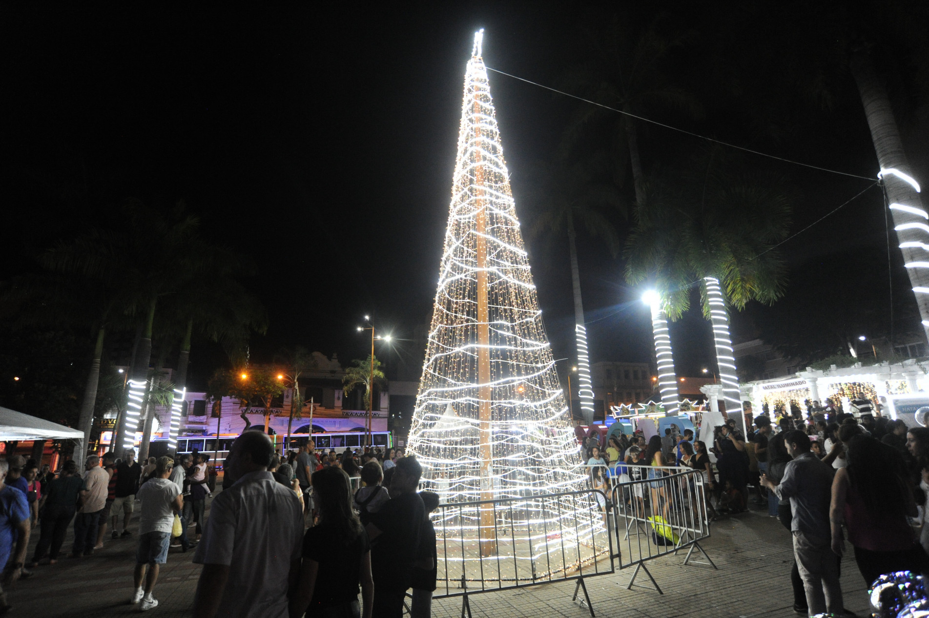 Há atrações para crianças e adultos. No Recreativo Central, tem exposição de presépios