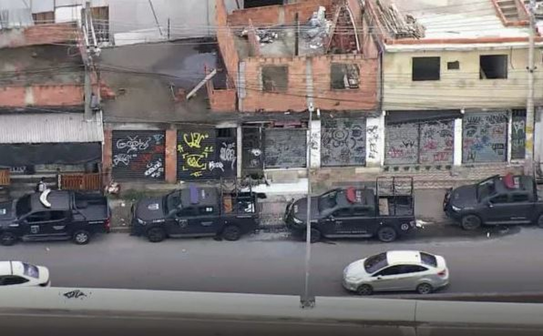 Na operação, a Polícia Militar apreendeu seis fuzis e uma metralhadora .50.