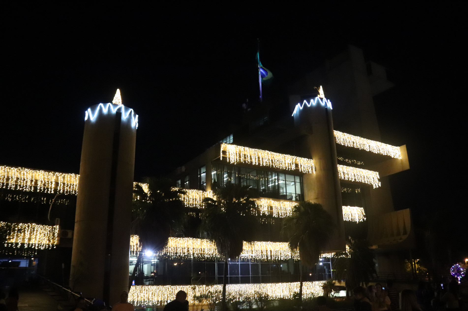 Prédio da Prefeitura está iluminado com temas natalinos. Espaço receberá o Papai Noel que chegará de helicóptero