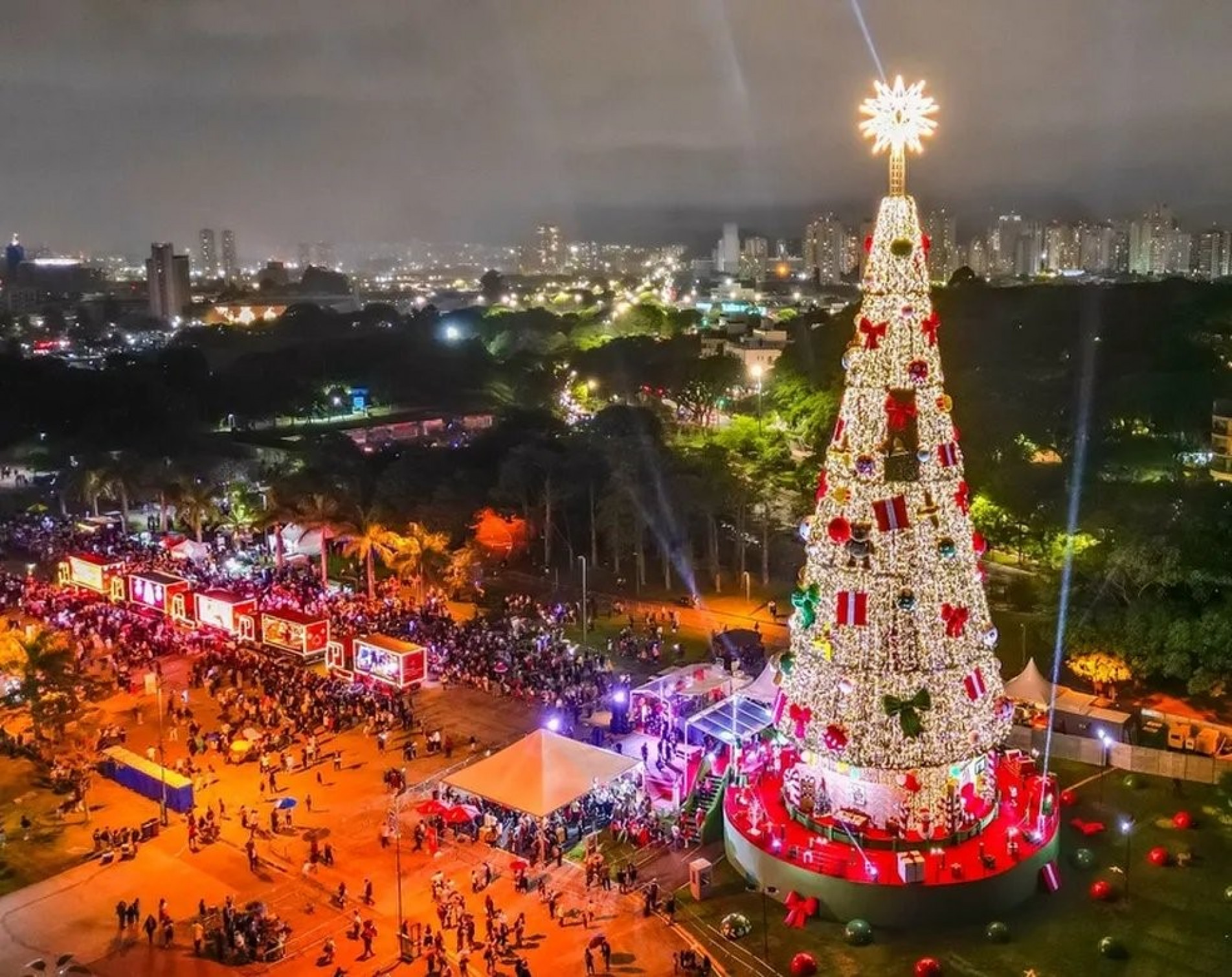 Árvore de Natal de 52 metros é inaugurada no Parque Villa-Lobos, em SP

