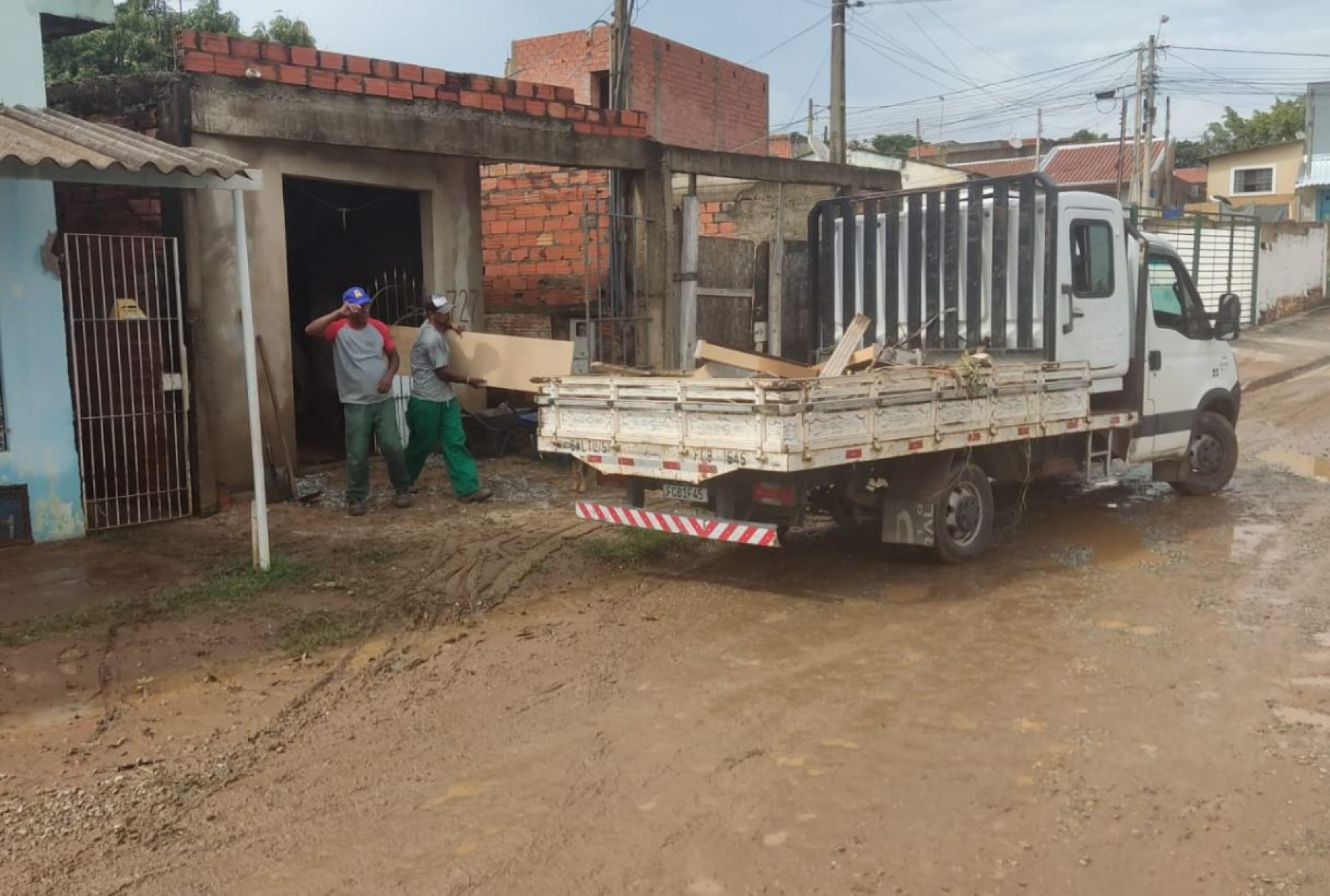 Os trabalhos consistem na limpeza dos imóveis, vias e córregos