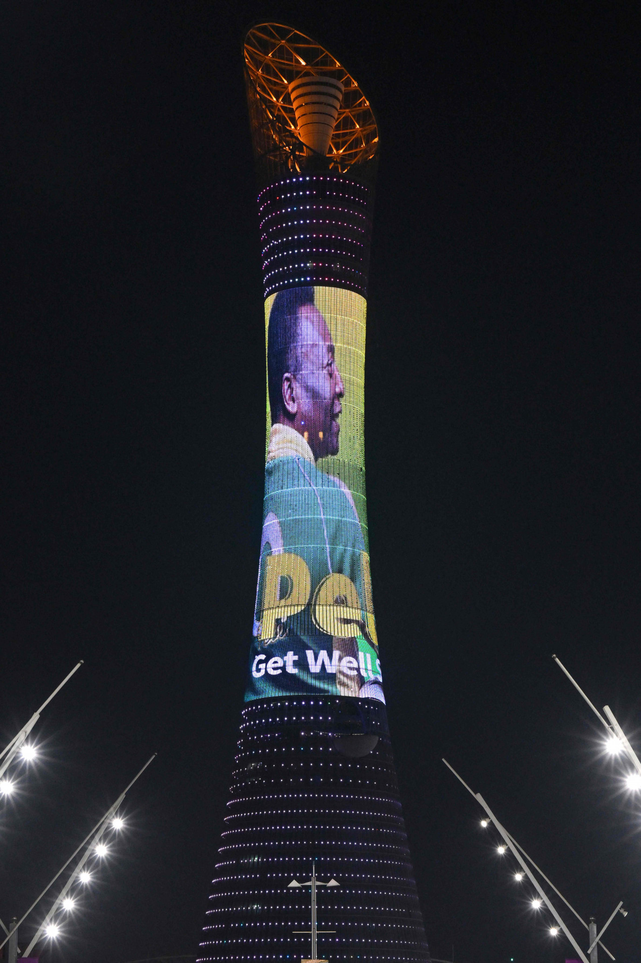 A Torre Aspire, em Doha, é iluminada com mensagem de apoio a Pelé