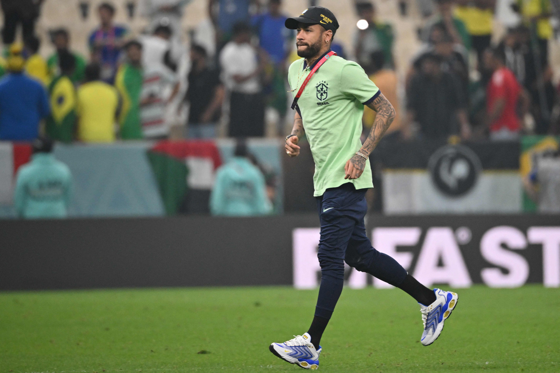 Neymar acompanhou a partida do Brasil contra o Camarões ontem (2)